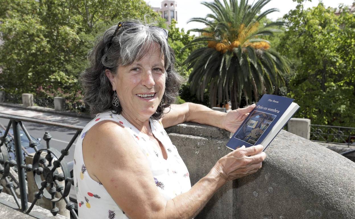 Pilar Bacas con su última novela, 'Patio en sombra'.