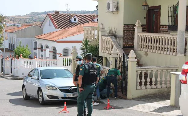 Agentes de la Guardia Civil inspeccionan las escaleras de acceso a la vivienda de Manuela Chavero.