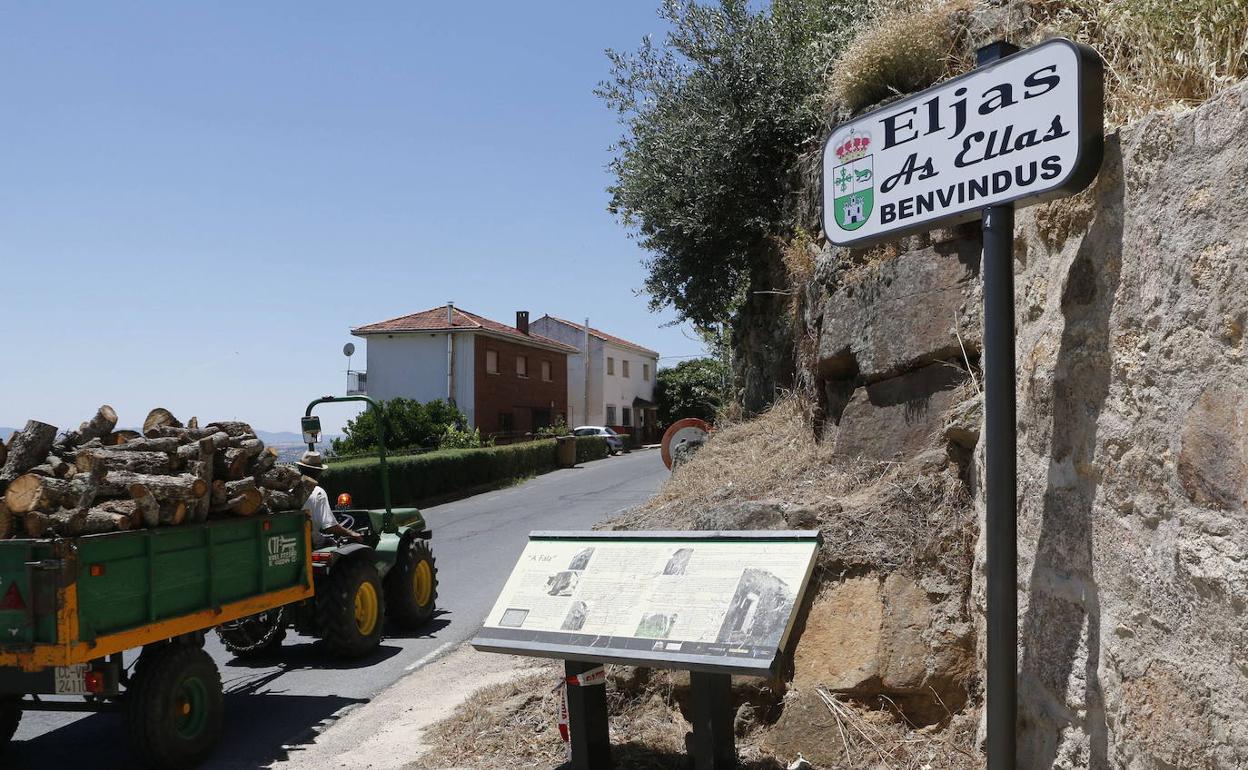 Entrada a la localidad serragatina de Eljas. 