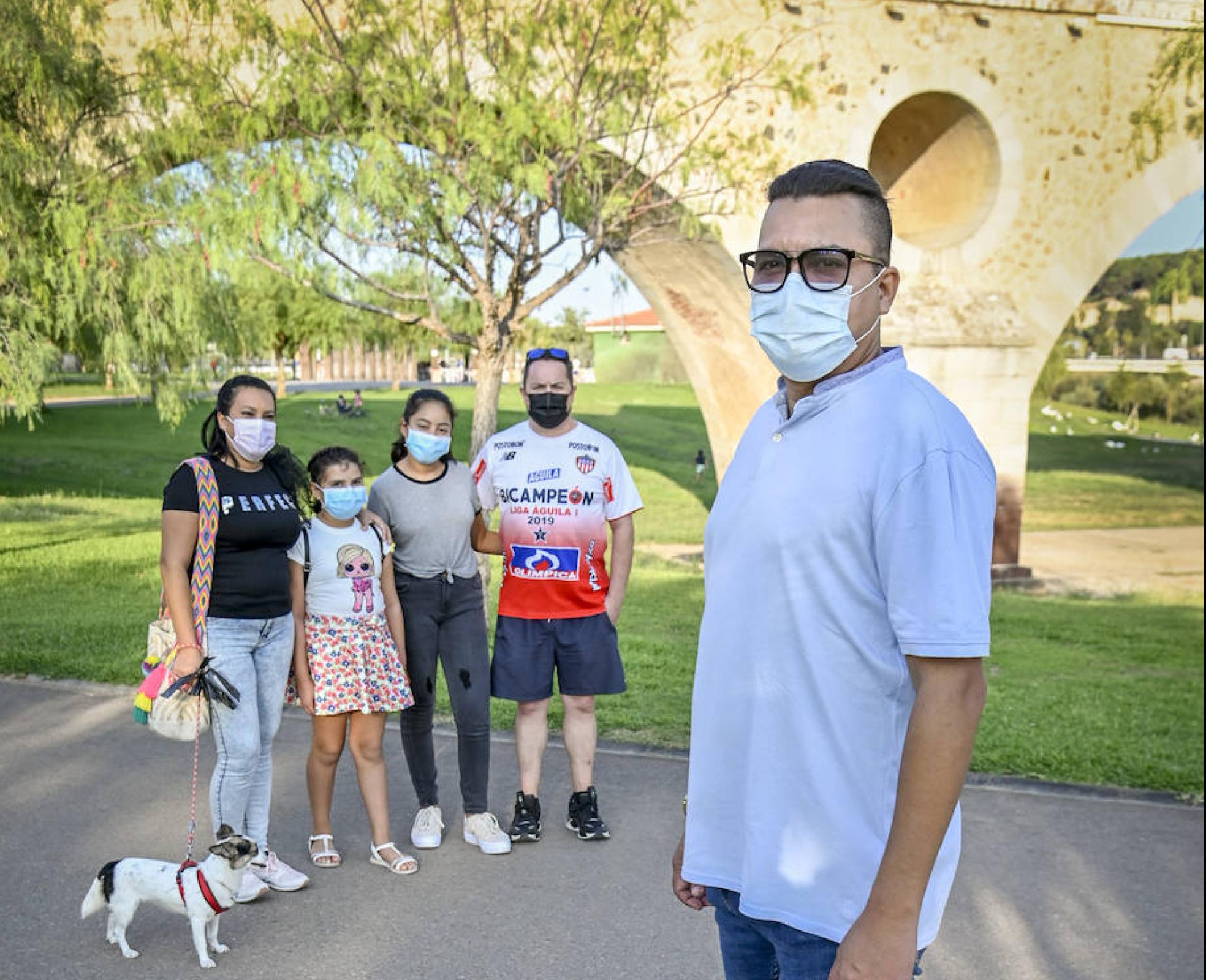 Javier Barreto, en el parque del río con su hermana Ruth, sus sobrinas y su cuñado Juan. 