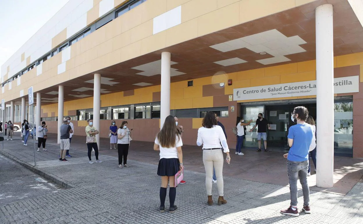 Usuarios en la puerta del centro de salud de la Mejostilla, en Cáceres. 