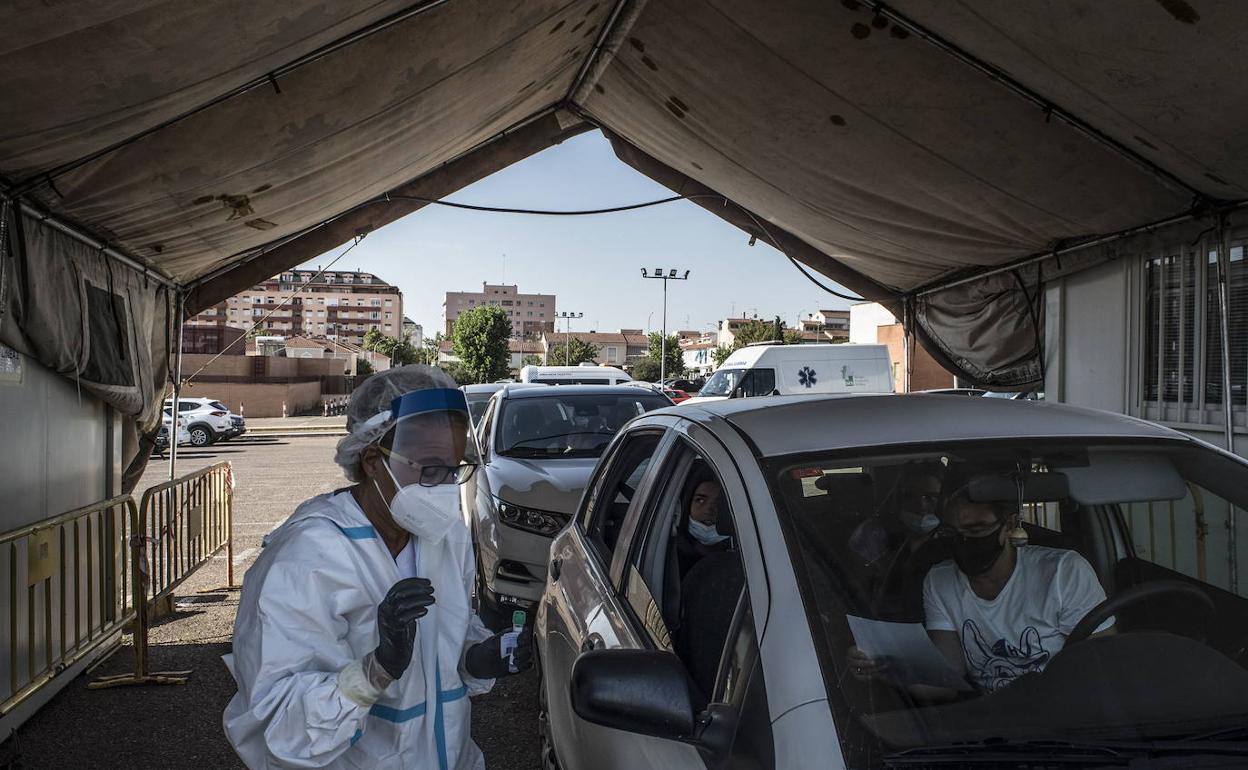 Realización de pruebas PCR en una carpa junto al hospital Perpetuo Socorro de Badajoz. 