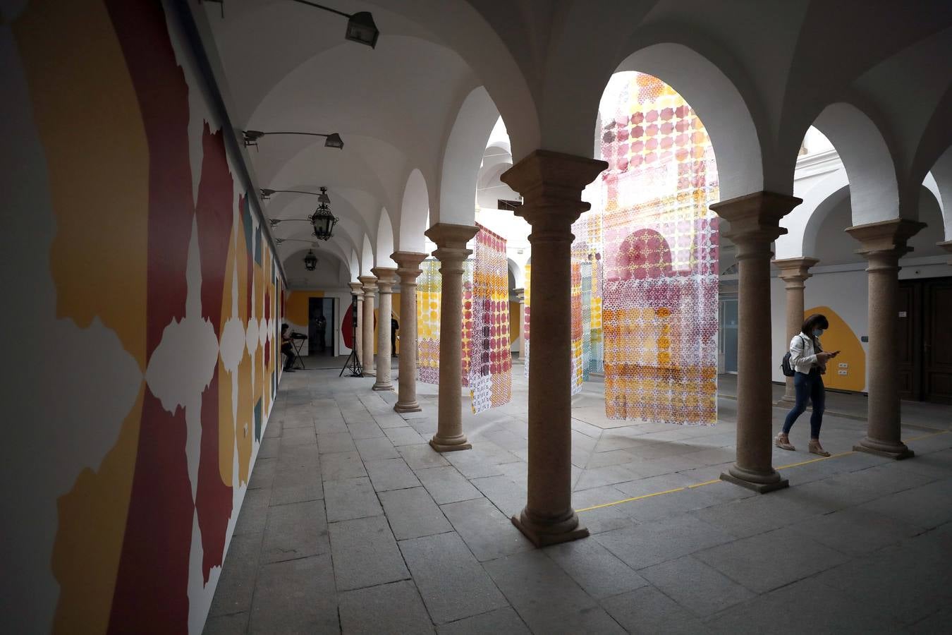 Isabel Floires entre sus obras.
