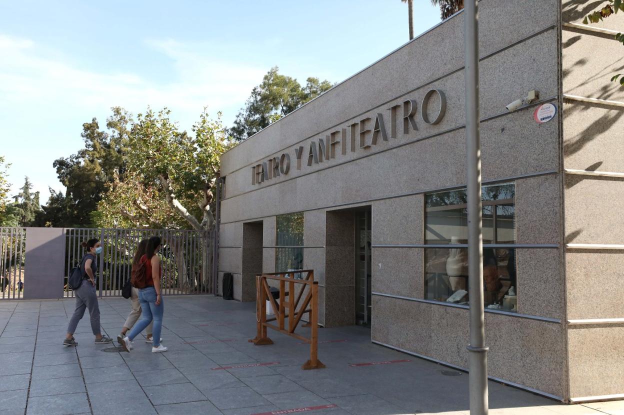 Varias personas se acercan a la oficina de turismo del Teatro. 