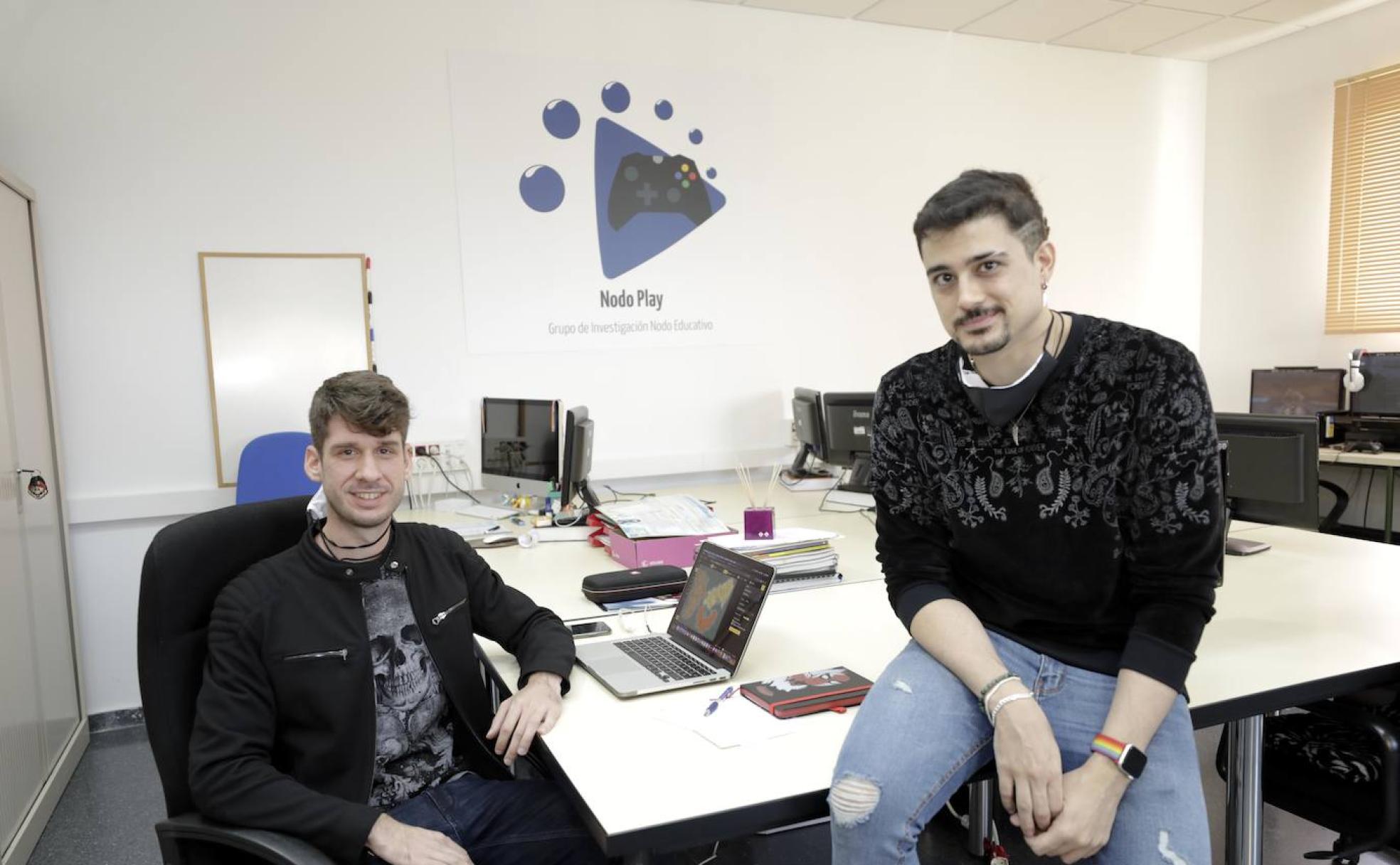 Alberto González y Jesús Acevedo en el laboratorio de juegos Nodo Play. 