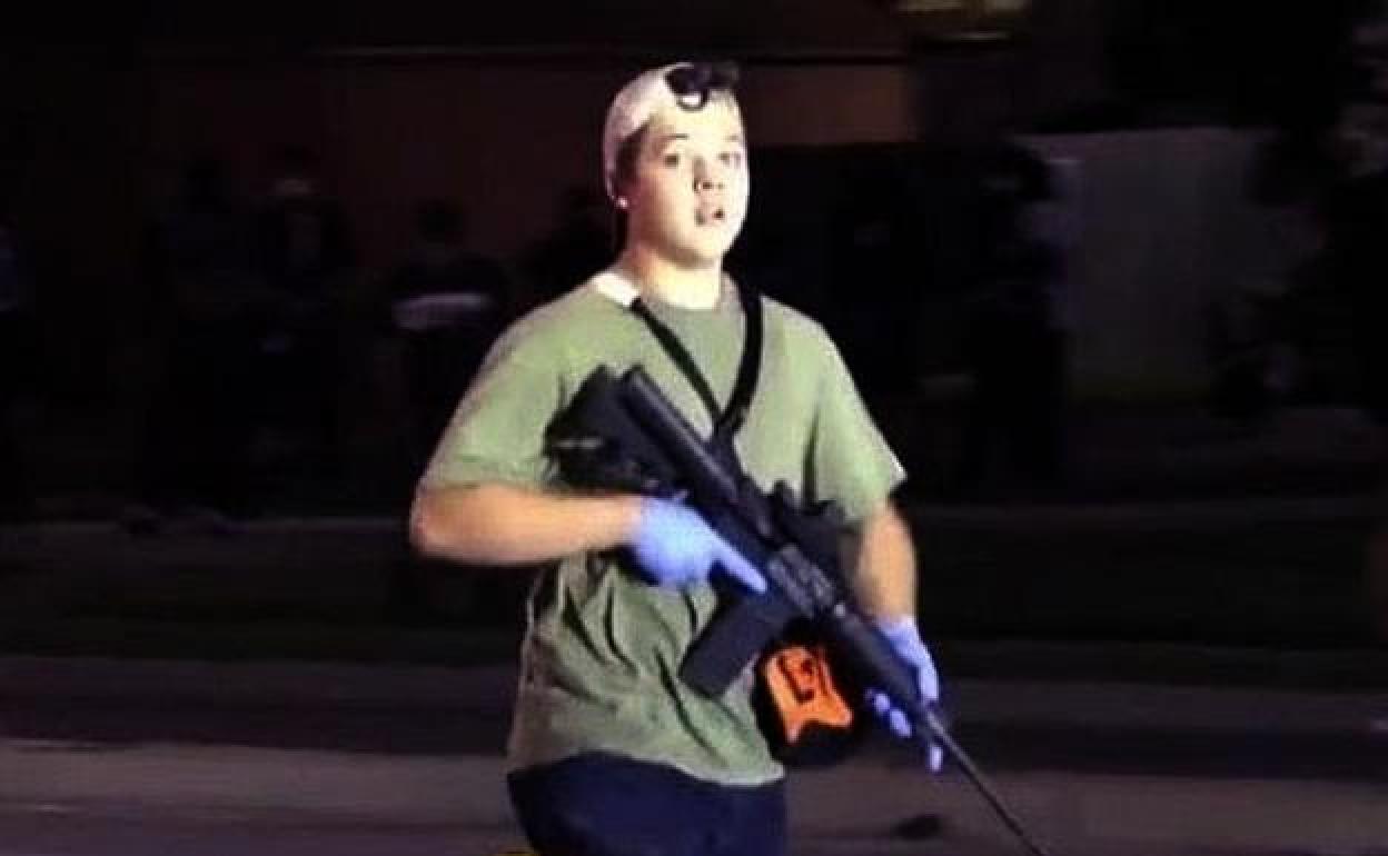 Kyle Rittenhouse, con el rifle de asalto antes de los asesinatos.