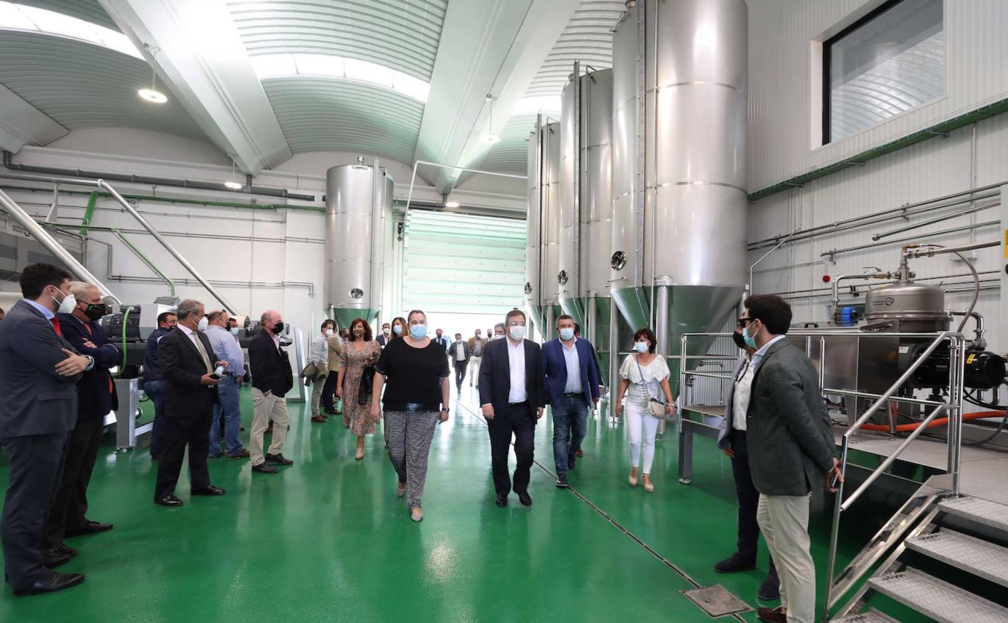 Fernández Vara y la consejera de Agricultura, Begoña García, ayer en la nueva almazara de Lobón.