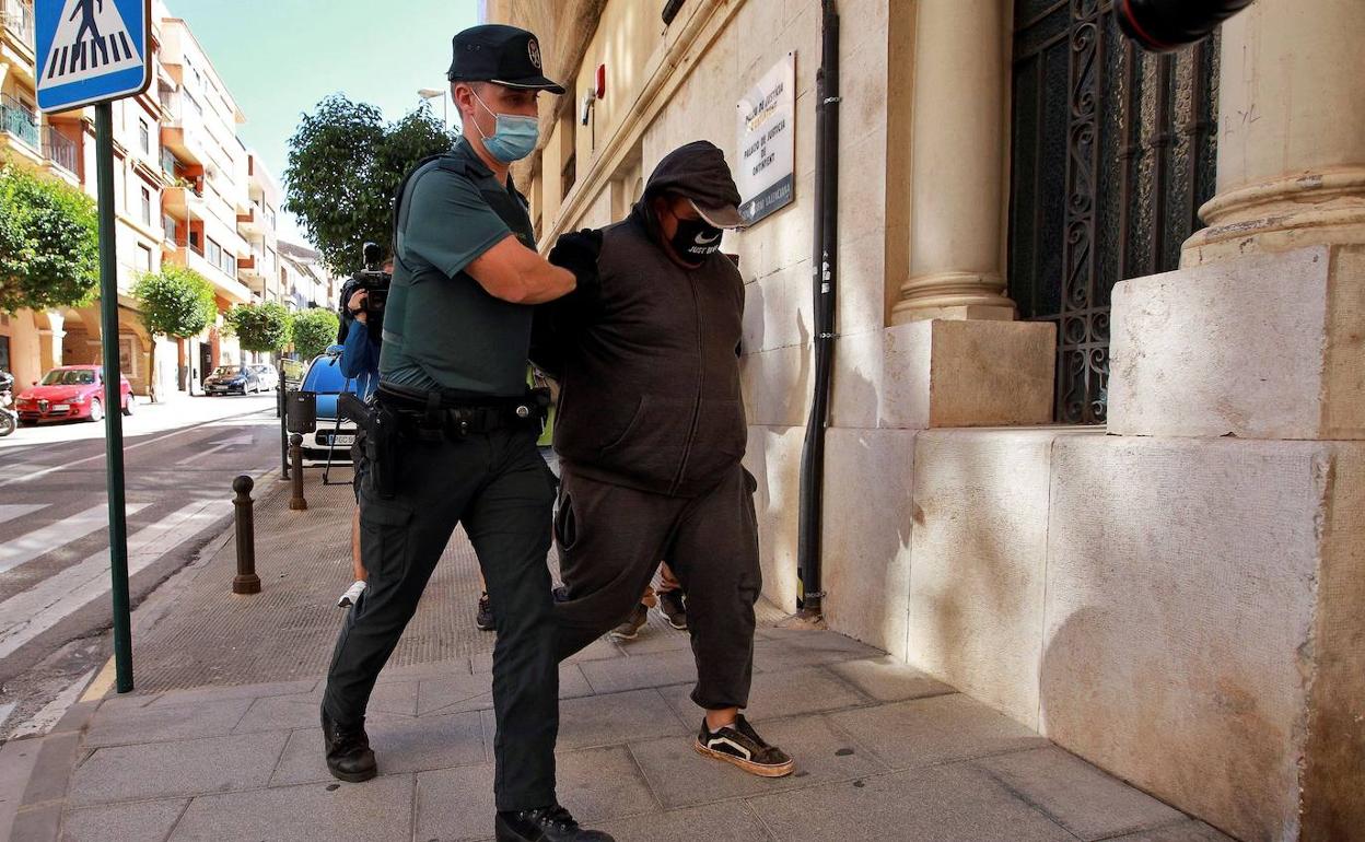 Uno de los nueve detenidos por la presunta violación. 