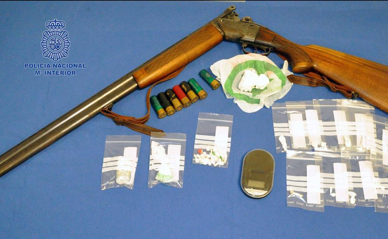 Arma y droga intervenida por la Policía en los registros en dos viviendas de San Lázaro. 