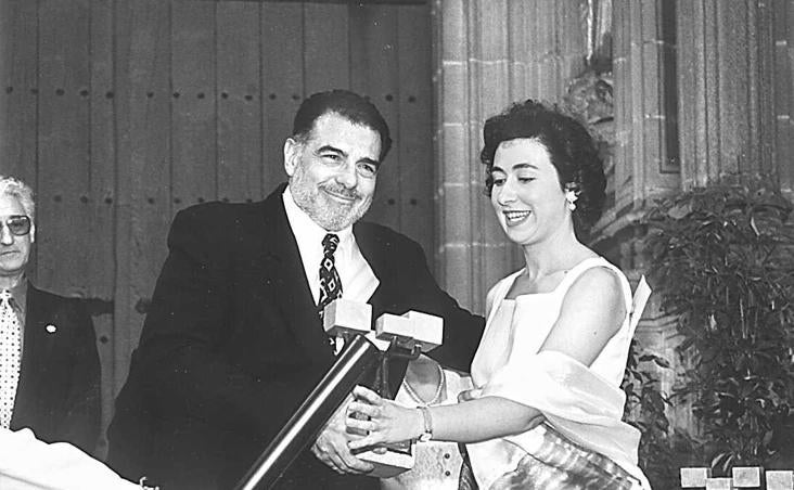 Juan Luis Galiardo recibe la encina cúbica de manos de Marta Ruiz de Apodaca. 