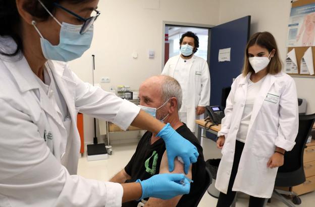 Una persona se vacuna contra la gripe en el centro de salud Mérida Norte de la capital autonómica. 