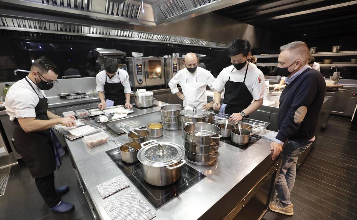 Los empresarios Toño Pérez y José Polo con miembros de su equipo en el laboratorio gastronómico que es la cocina del restaurante Atrio. 