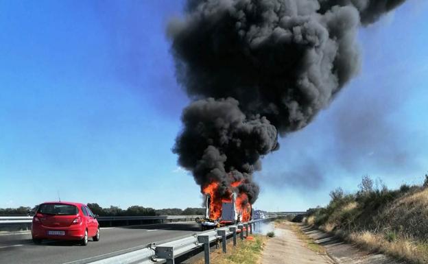 Arde una ambulancia en Malpartida de Plasencia sin causar heridos