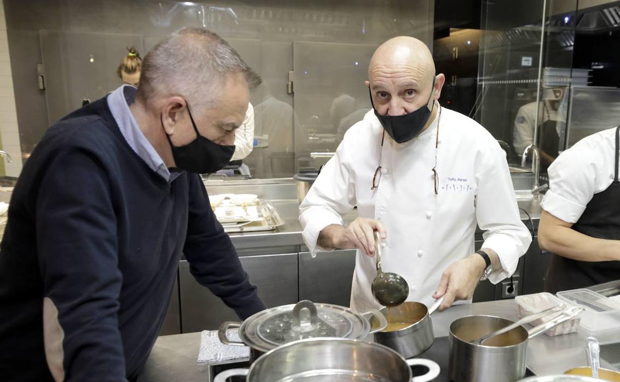 José Polo observa como Toño Pérez prepara un plato en las cocinas de Atrio. 