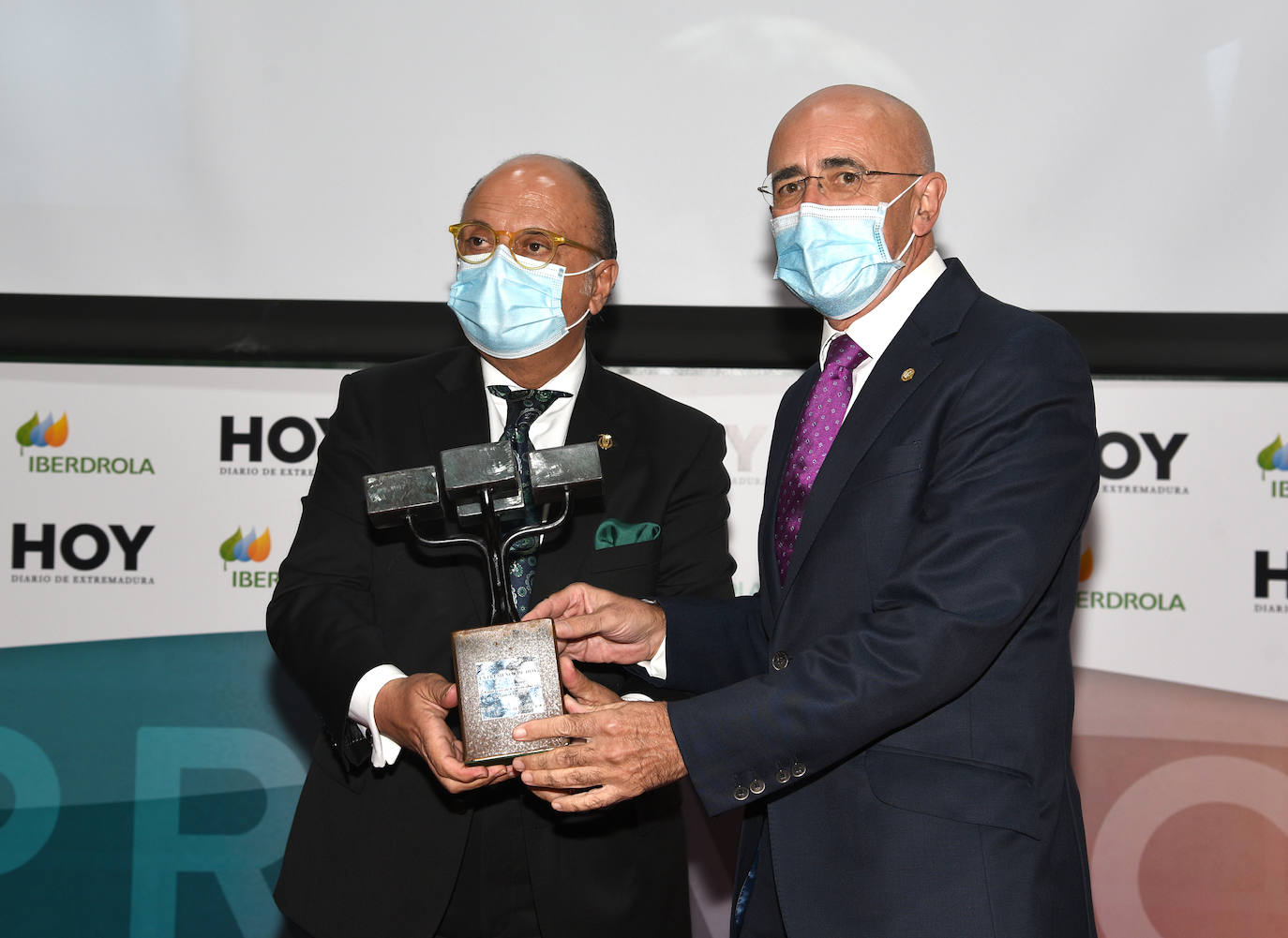 Pedro Hidalgo y Carlos Arjona recogen el galardón que reconoce la labor de todos los médicos extremeños.