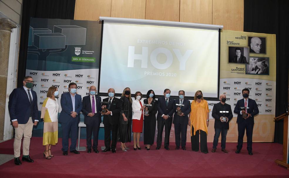 Foto de familia con los premiados y autoridades.