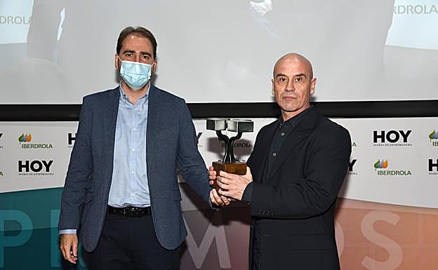 Javier Negrete, con su galardón. Se lo entrega Claudio Mateos, jefe de HOY en Cáceres.