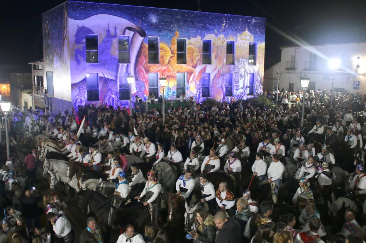 Celebración del pregón, previo al inicio de la Carrera de San Antón. 