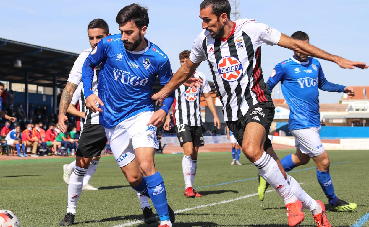 Sergi Maestre pelea por el balón ocn un jugador del Socuéllamos. 