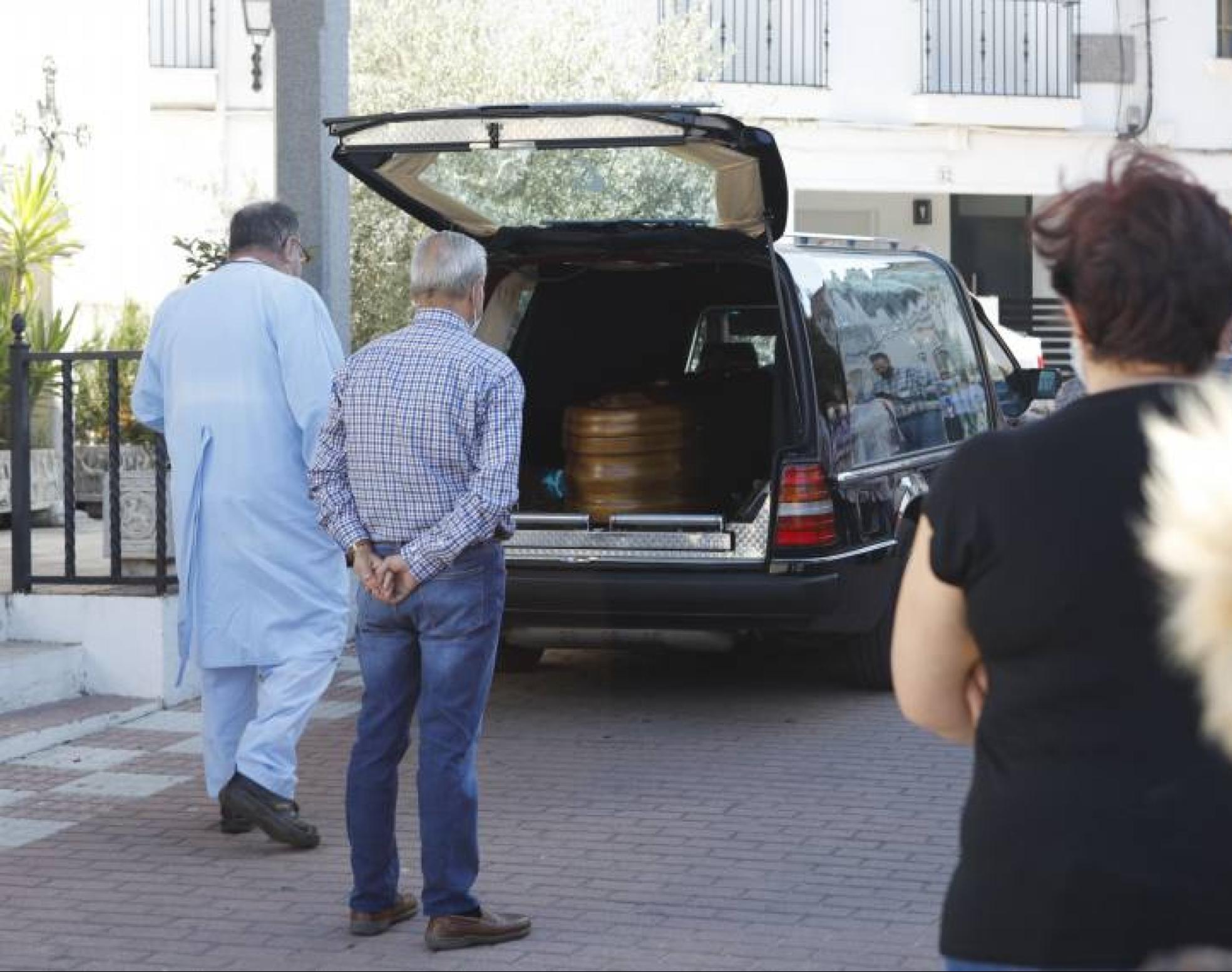 En Palomero. Ricardo, de espaldas, mira el ataúd en el que reposan lso restos de su hermano. 