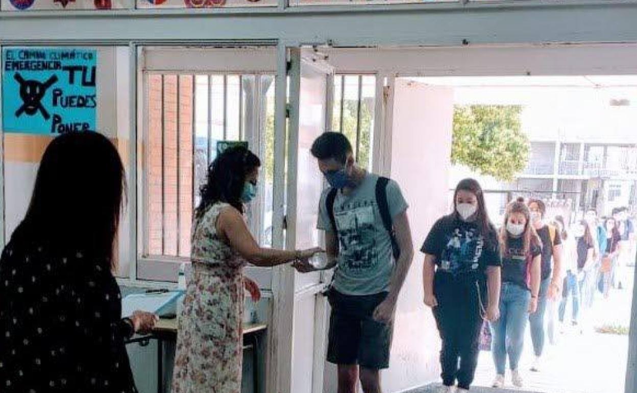 Entrada de alumnos en un instituto en el inicio de este curso. 