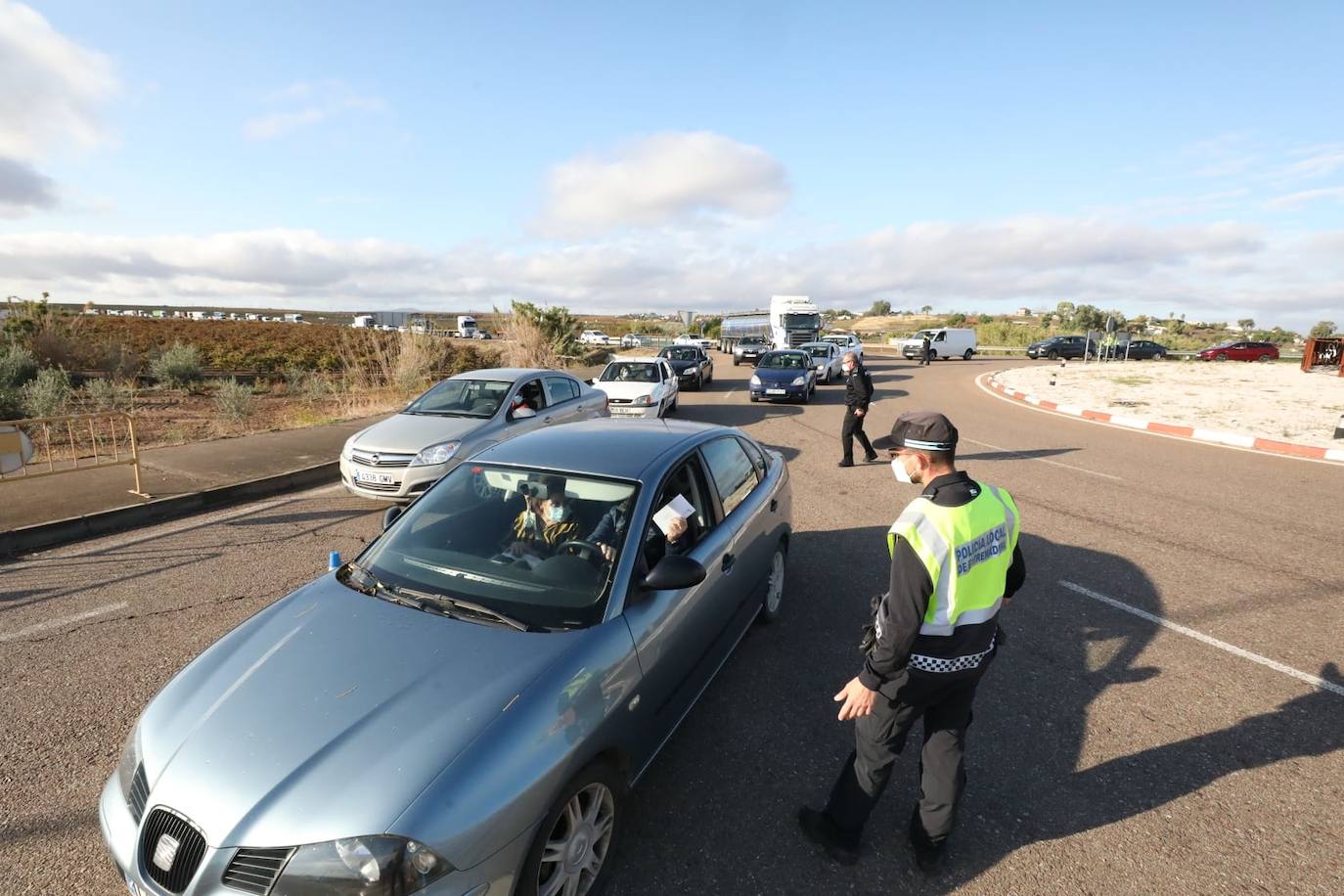 Fotos: Guardia Civil y Policía Local ya controlan las carreteras de acceso a Almendralejo