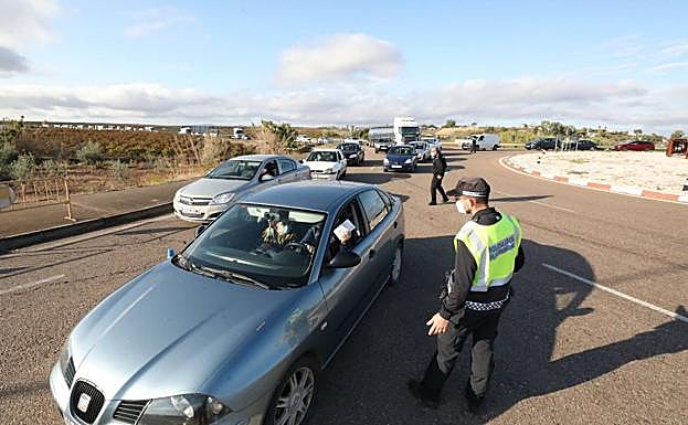 Primer día de control en las carrteras de acceso a Almendralejo.