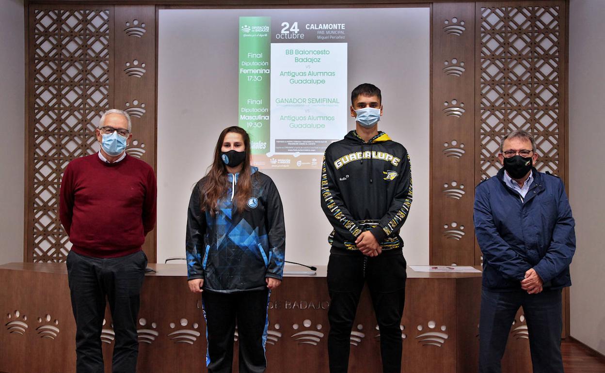 Francisco Martos (izquierda) y Martín Fariñas (derecha) en la presentación del evento junto con dos jugadores