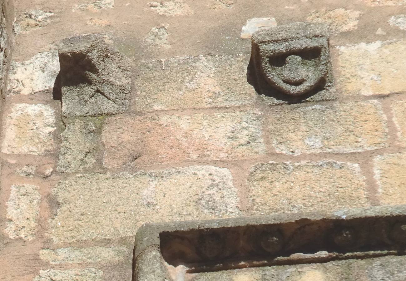 Puerta del Peregrino, en la Iglesia de Santiago, con el emblema de las dos espadas.