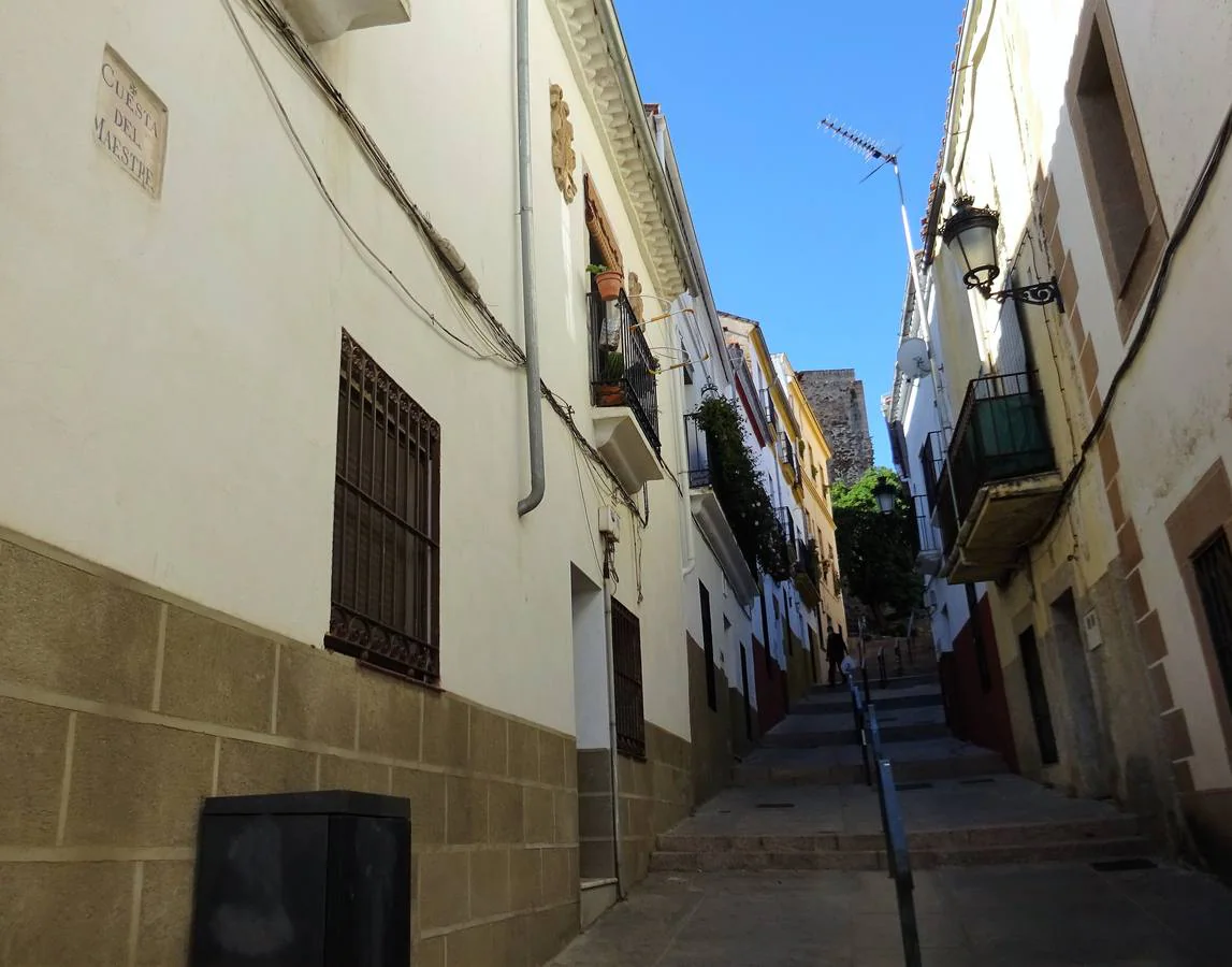 La Cuesta del Maestre de Cáceres, que comunica la Iglesia de Santiago con la zona de la desaparecida Puerta de Coria.