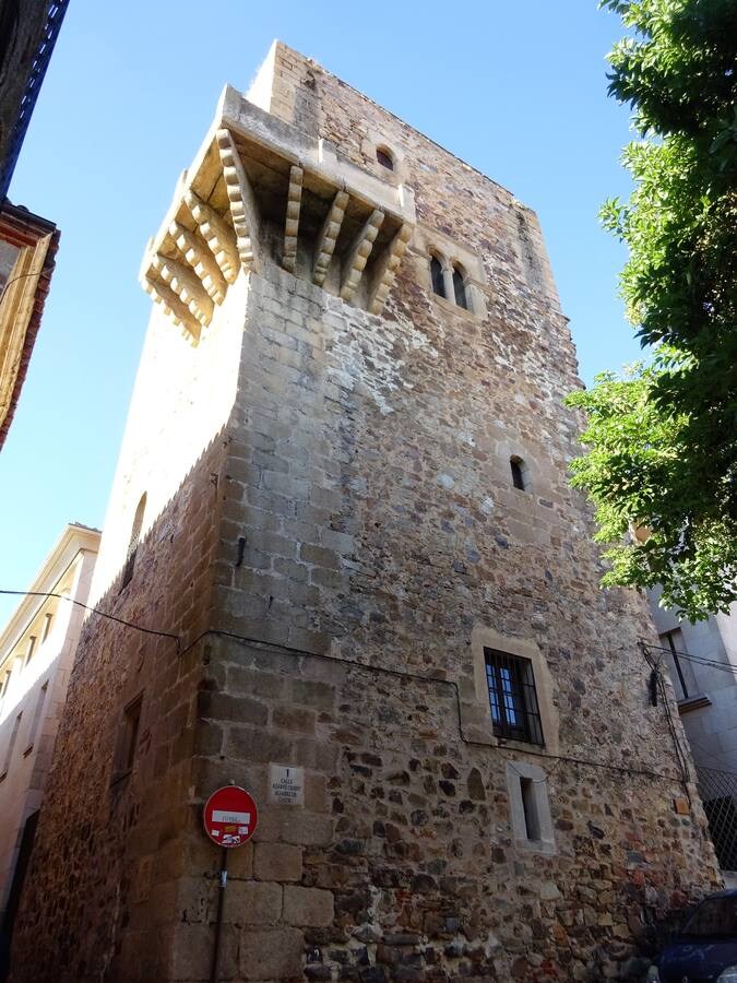 Torre de Los Espadero con el escudo de las dos espadas.