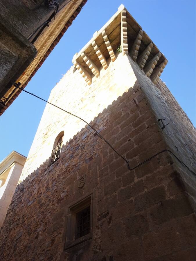 Torre de Los Espadero con el escudo de las dos espadas.