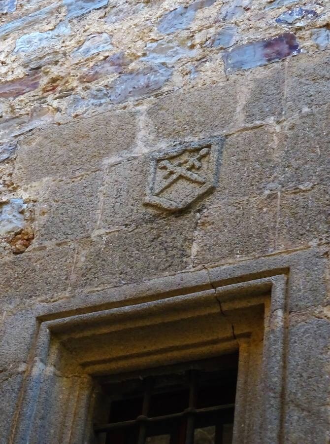Torre de Los Espadero con el escudo de las dos espadas.