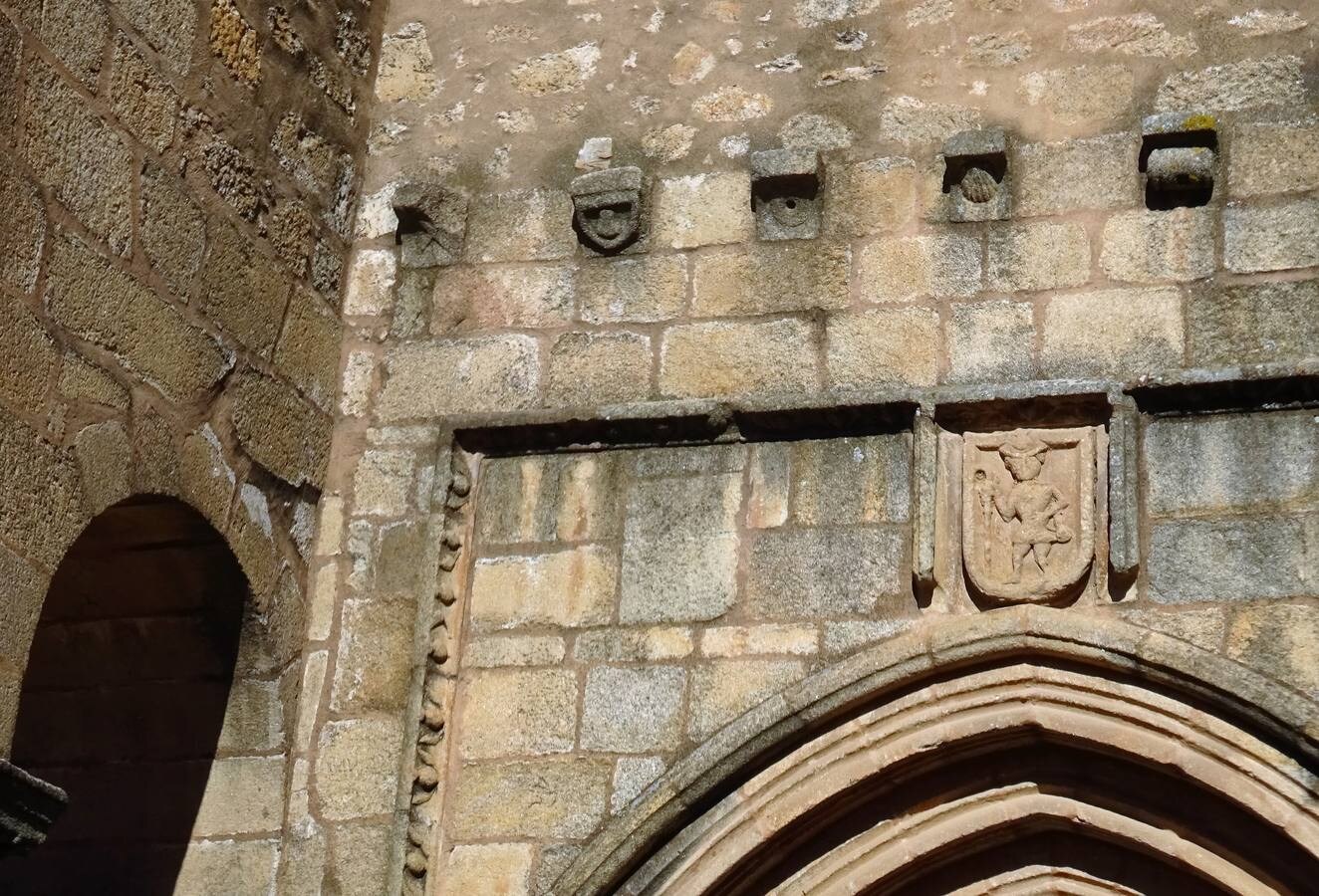 Puerta del Peregrino, en la Iglesia de Santiago, con el emblema de las dos espadas.