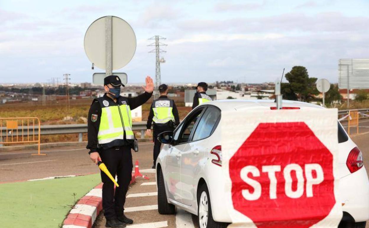 Control de acceso en Almendralejo, confinada perimetralmente por su alta incidencia de covid. 