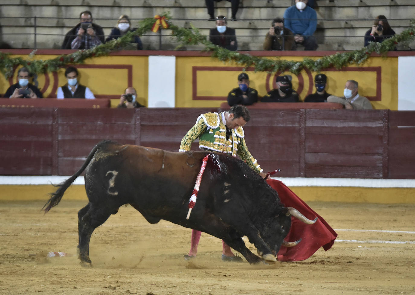 Fotos: Antonio Ferrera mata en maestro seis sorprendentes zalduendos en Badajoz