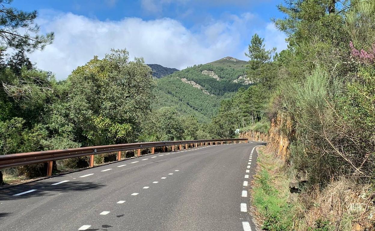 Carretera provincial de Las Mestas que conduce hasta la población salmantina de La Alberca. 