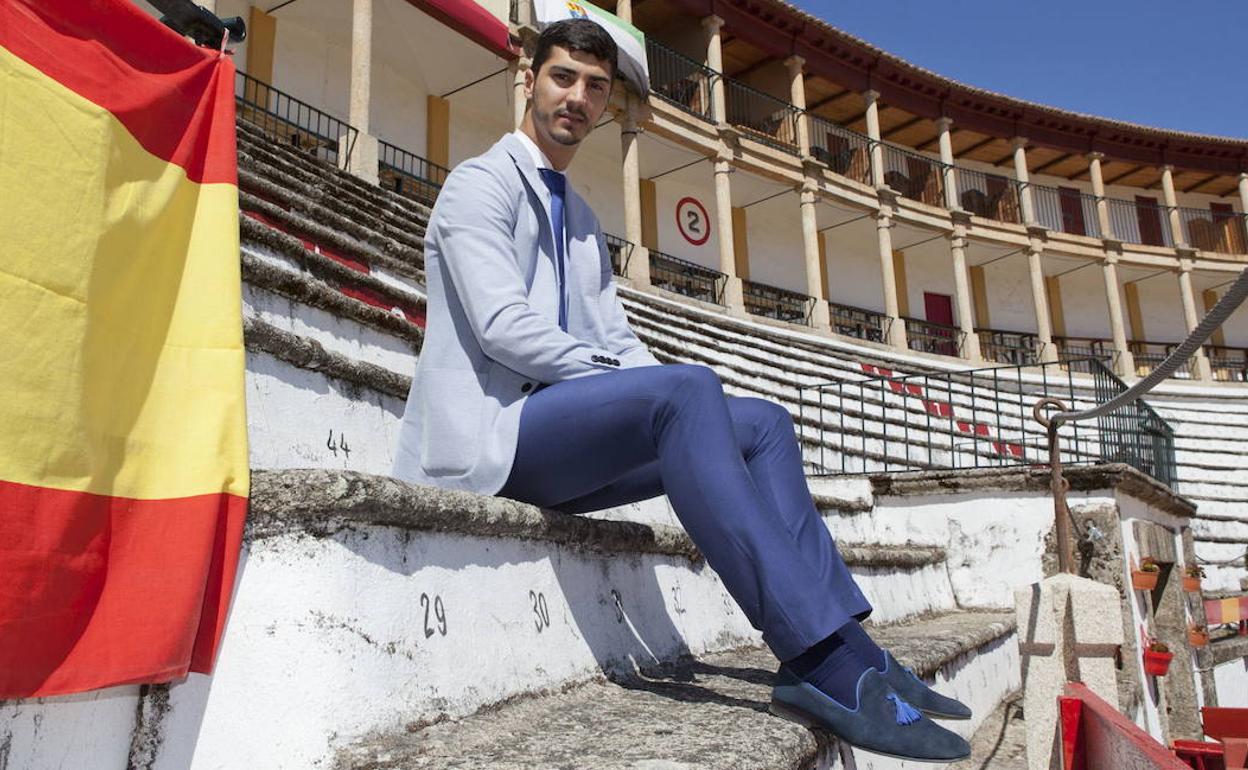 Jairo Miguel en en el tendido de la plaza de toros de Cáceres 