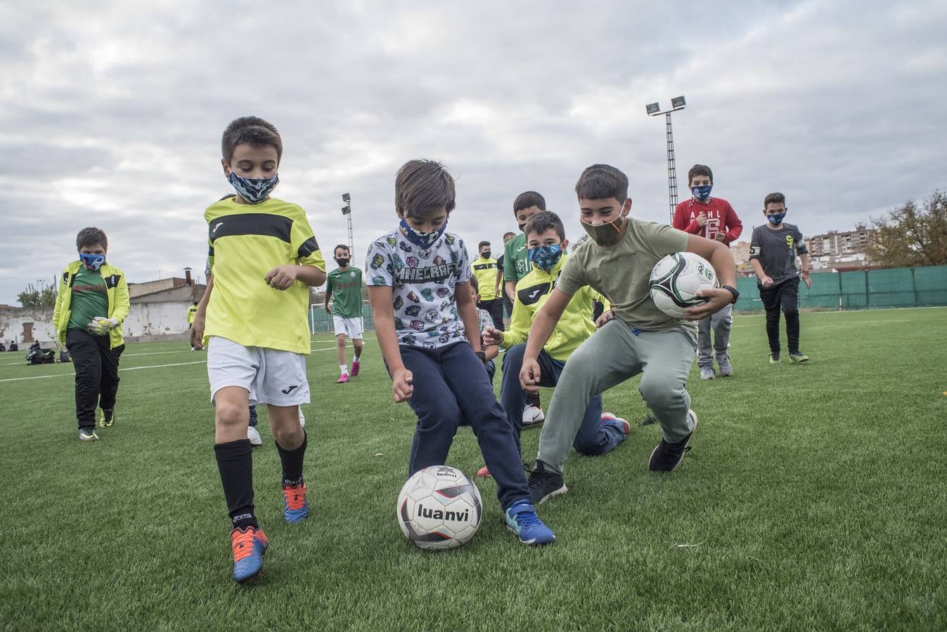 Niños juegan al fútbol en el nuevo campo del Cerro de Reyes