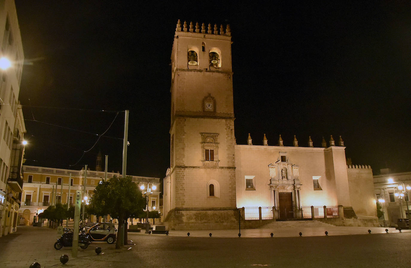 Fotos: Calles vacías en Cáceres y Badajoz por el toque de queda