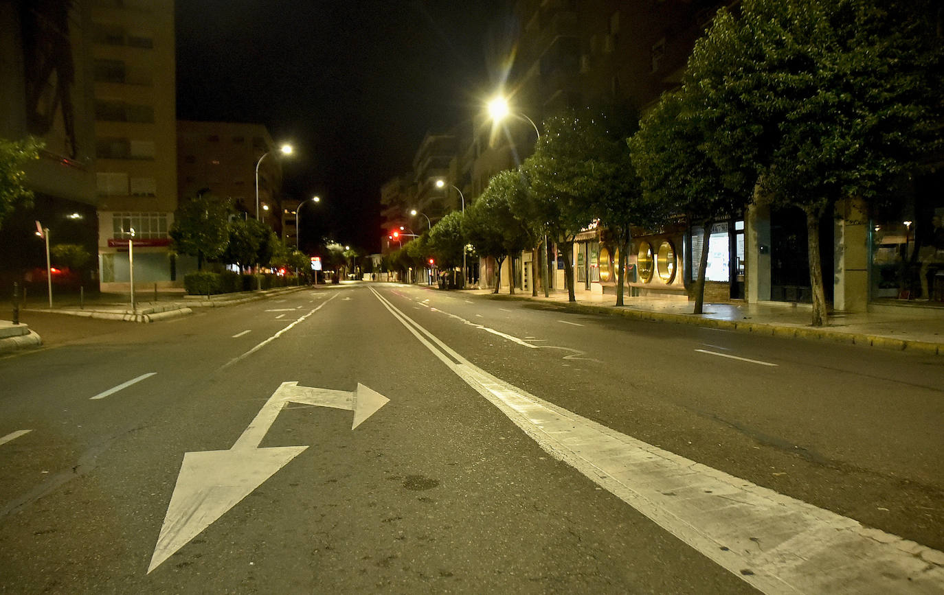 Fotos: Calles vacías en Cáceres y Badajoz por el toque de queda