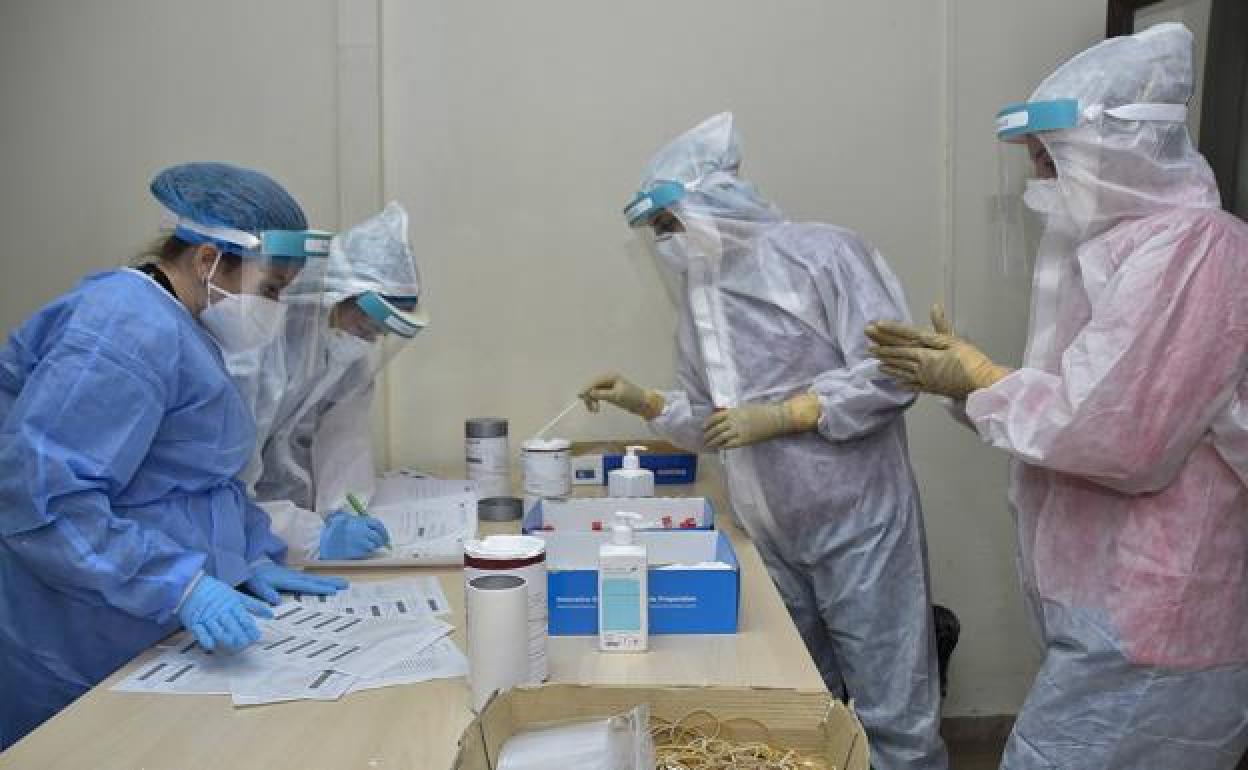 Trabajadoras del SES realizando test PCR en el Hospital Universitario de Badajoz. 