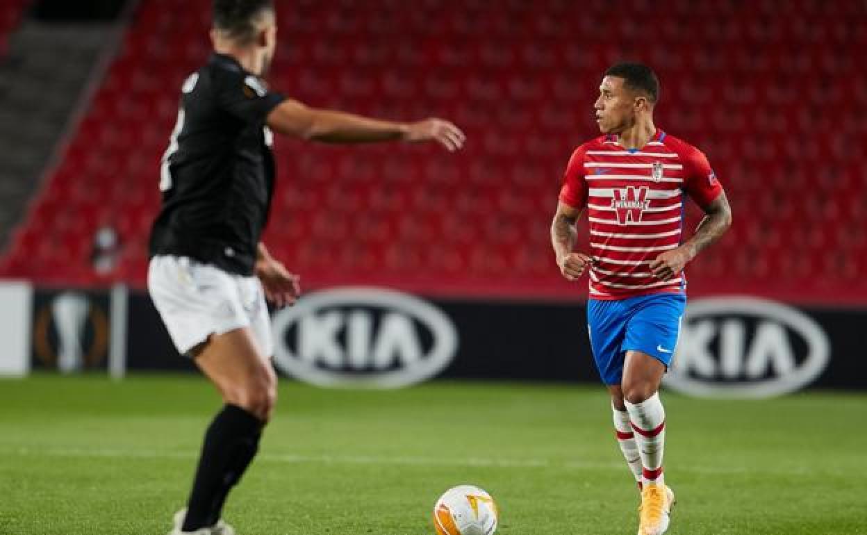 Machis conduce la pelota durante el encuentro. 