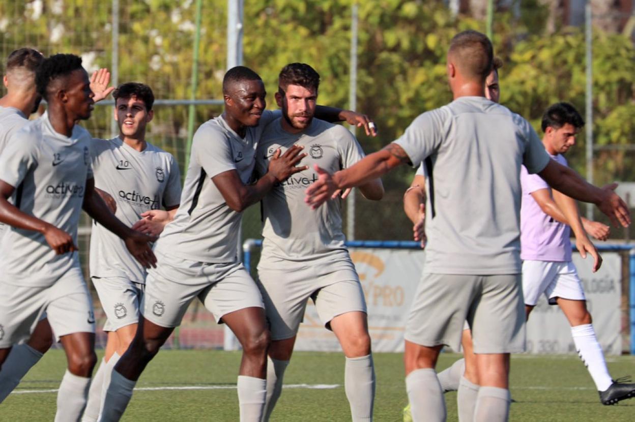 Ginaid celebra junto a sus compañeros uno de los goles ante el Don Benito en pretemporada. 