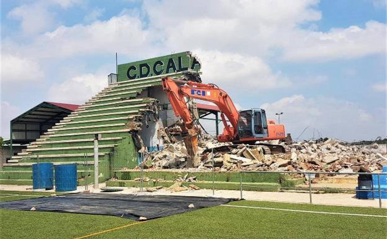 Graderío del estadio municipal de Calamonte durante su derribo
