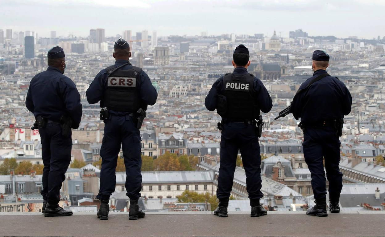 Una patrulla policial antiterrorista vigila, este viernes, el área parisina de Montmartre.