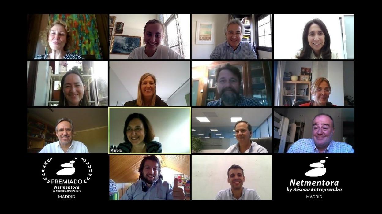 Los promotores, abajo, con miembros de Netmentora. 