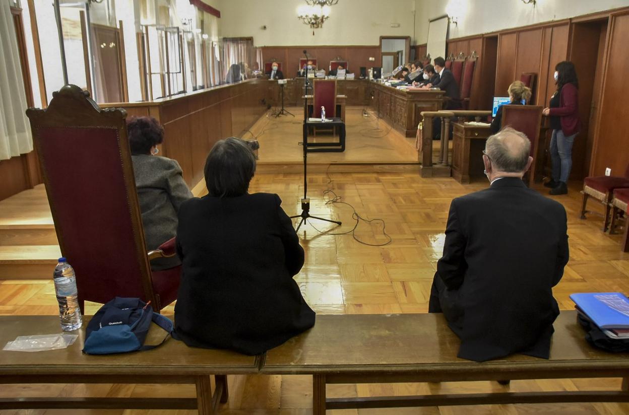 Los acusados, durante la vista que se celebró ayer. 
