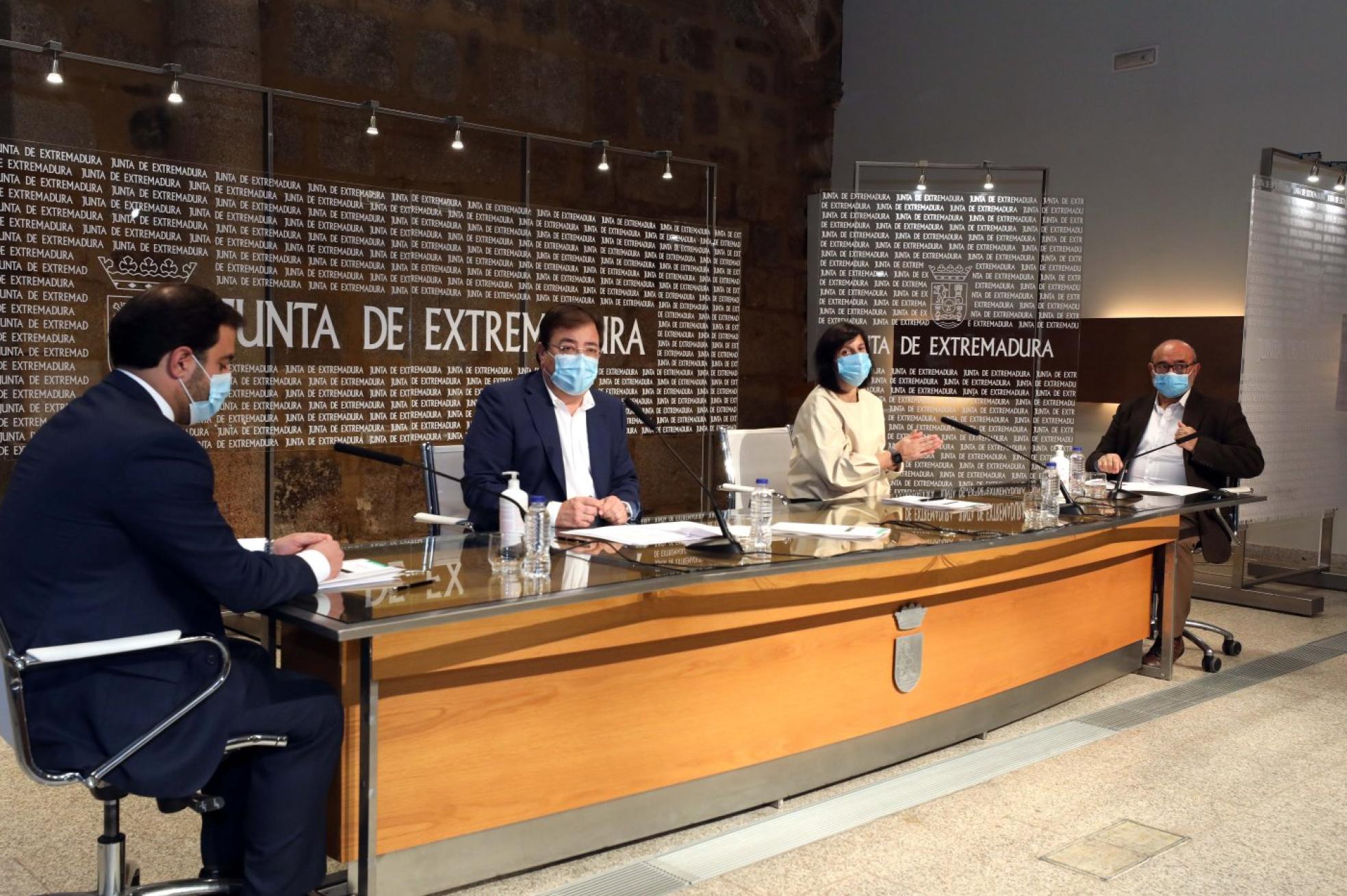 Javier Dorado, de Ceat Badajoz, Fernández Vara, Raquel de Prado, de ATA, y Fernando Segador, de Opaex. 