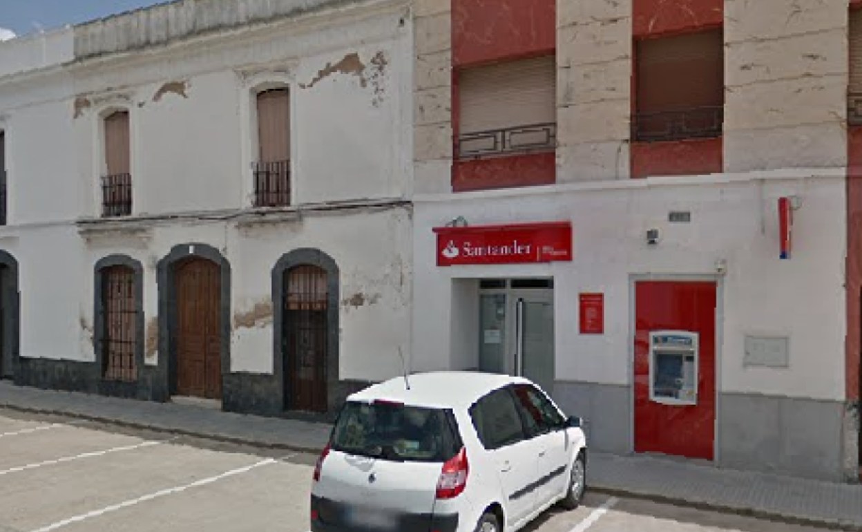 Oficina del Banco Santander en la calle Ancha de Burguillos. 
